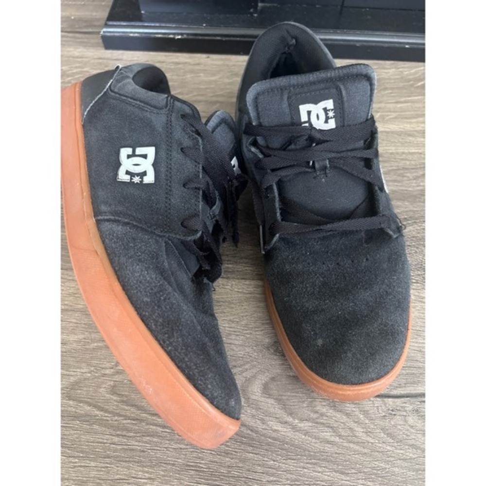 DC Shoes Mens Black Suede Gum Sole Low Top Skate Sneakers ADYS300128